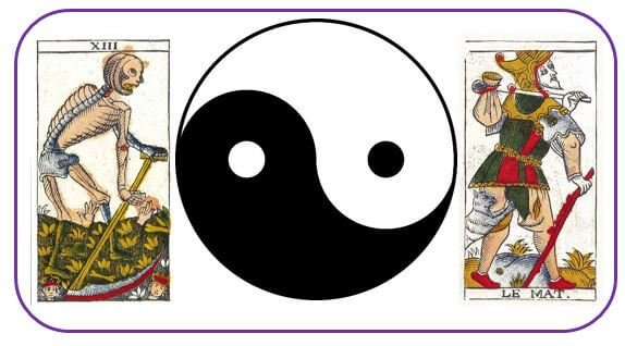 yin yang et cartes du mat et de l'arcane sans nom du tarot