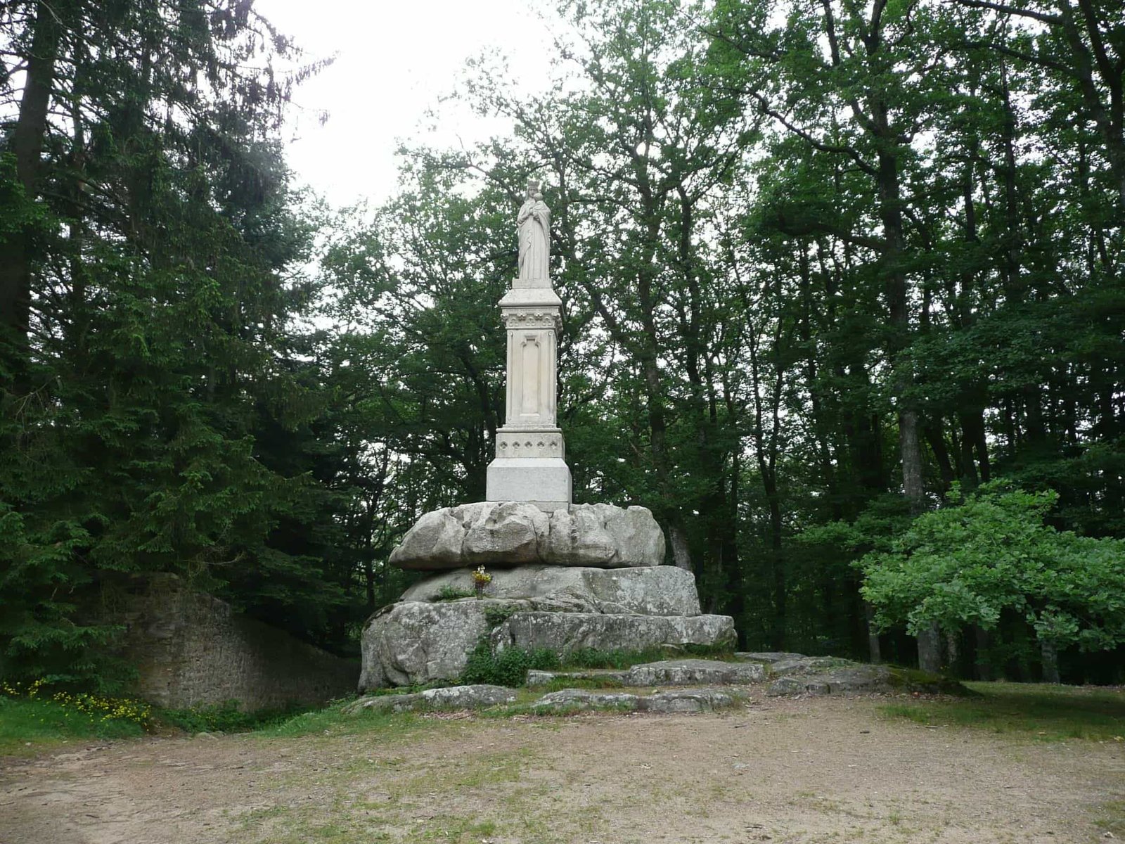 Dolmen de la Pierre-Qui-Vire