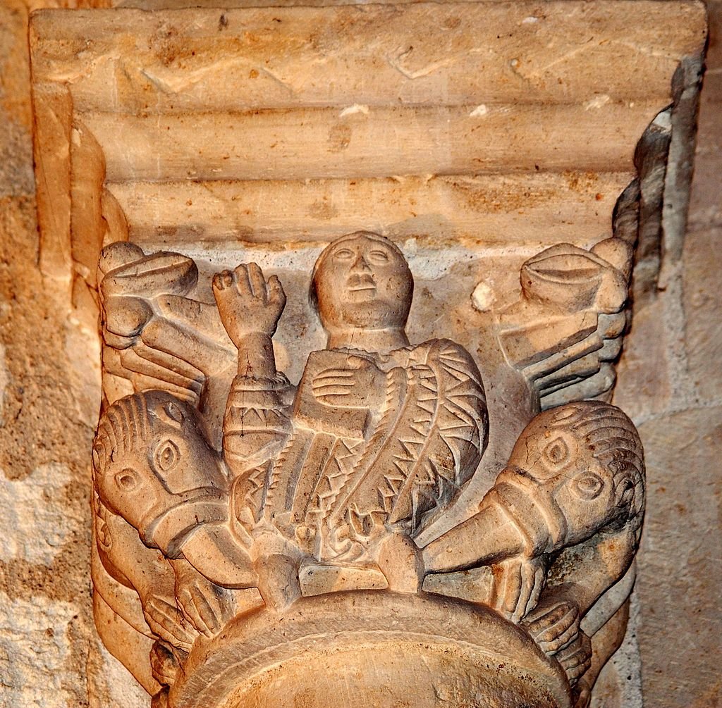 chapiteau roman représentant Daniel dans la fosse aux lions